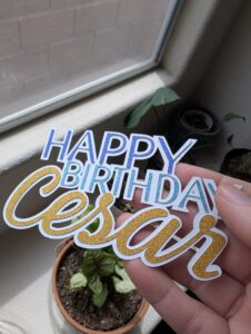 Detalle de un topper de pastel hecho a mano en cartulina