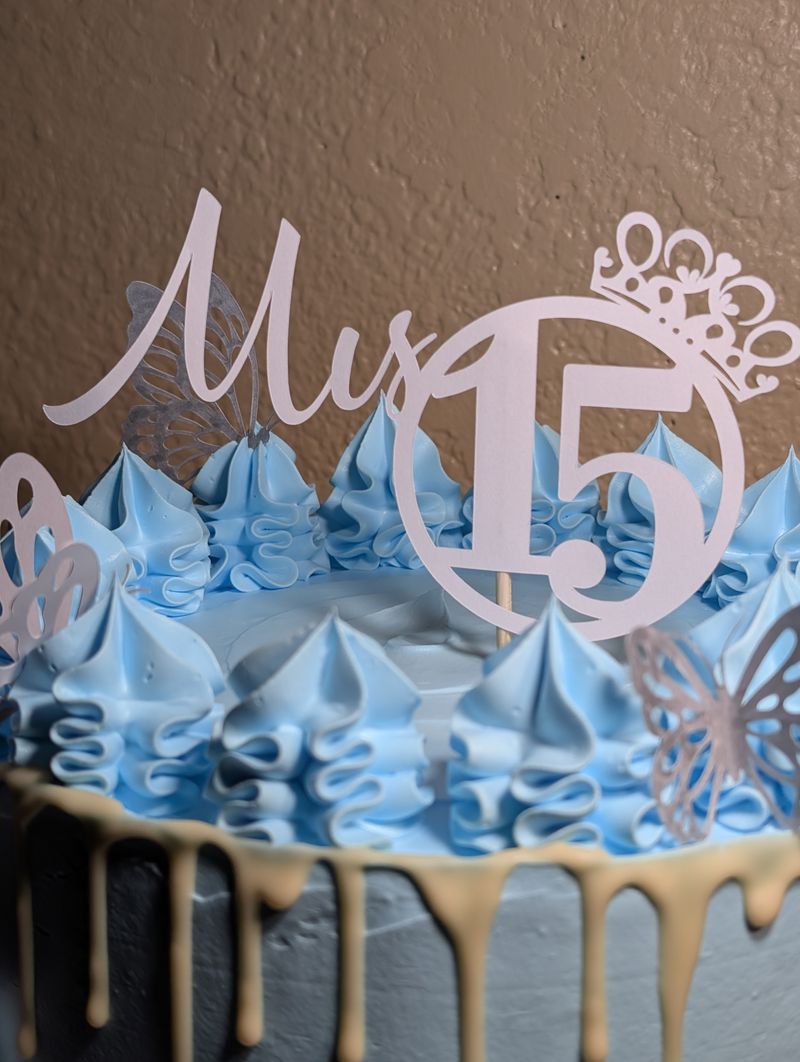 Topper de quinceañera Mis 15 sobre un pastel